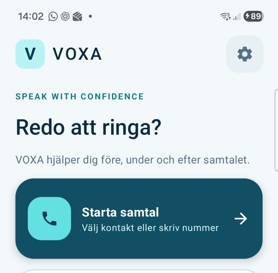 Startskärmen i VOXA-appen: 'Redo att ringa?' med kort för Starta samtal, Berätta för VOXA och Fråga VOXA.